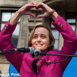 Beatrix von Storch mit Herzsymbol bei einer AfD-Wahlkampfkundgebung in München