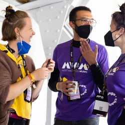 Staff mit T-Shirts und Lanyards