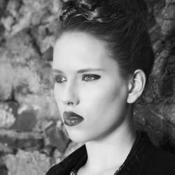 Alexandra Maxi Dudzinski in „AMD – The Natural Light Portraits“