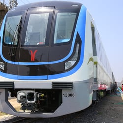 Metrozug mit Logo