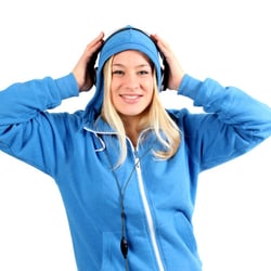 Mädchen hört Musik
