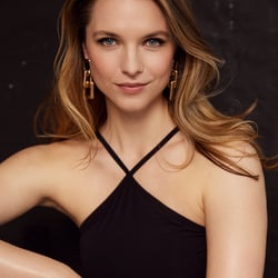 Professionelles Commercial-Modelportrait für Sedcards und Agenturbewerbungen mit natürlicher Mimik und modernem Look