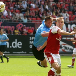 Flugball – Erik Jendrisek, 1. FC Kaiserslautern (rechts)