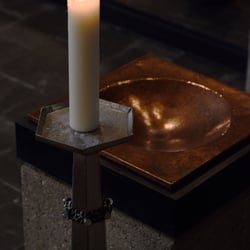 Taufkerze und Taufbecken der Erlöserkirche
