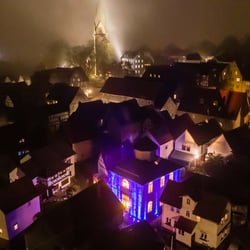 In Gedenken an die Reichsprogromnacht wurde die ehemalige Synagoge in Wetter  beleuchet.