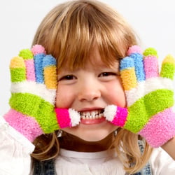 Mädchen mit bunte Handschuhe