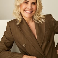 Modernes Businessportrait mit natürlicher Körpersprache für Modelportfolios, Personal Branding und Unternehmensauftritte.