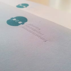 Das blind-geprägte Briefpapier.