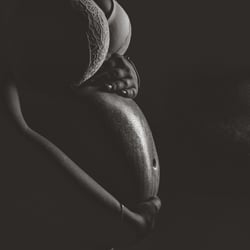 Babybauch im Nebel