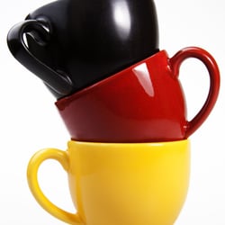 Tassen schwarz, rot, gold