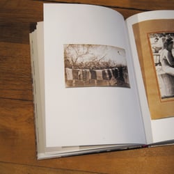 Miroslav Tichý bearbeitete seine Aufnahmen mit Bunt- oder Filzstiften, Kreide oder Tuschee