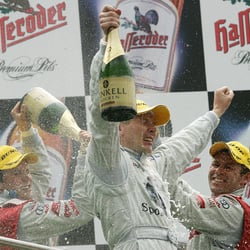 Mika Häkkinen lässt sich als Sieger des DTM-Rennens in Spa feiern