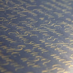 Englische Schreibschrift, Mengentext mit Gold-Gouache geschrieben