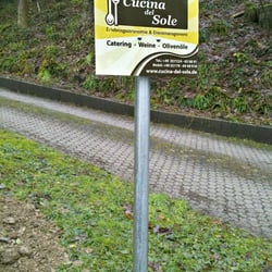 Schild für den Partyservice Cucina del Sole auf dem Grundstück