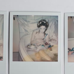 „Eine Spieluhrenfigur nimmt ein Bad“   Polaroidshooting