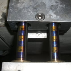 Industrie-Design: Lineale gedruckt auf Rundmaterial in Führung (Edelstahl V4A)