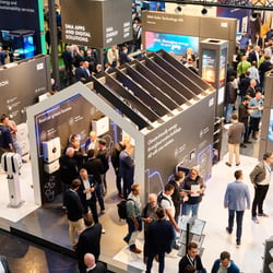Halbtotale mit innovativem Messebau und einem gut besuchten Stand
