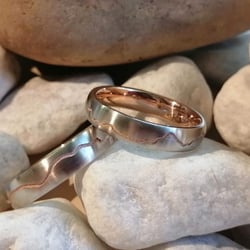 Trauringe mit Abbildung von Bergmassiven 750/-Rosegold und 950/- Platin