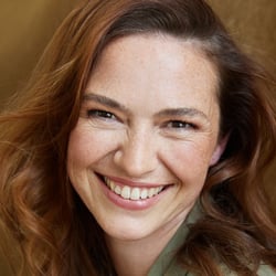 Natürliches Headshot für Commercial-Models mit authentischer Ausstrahlung für Lifestyle-, Gesundheits- und Werbekampagnen