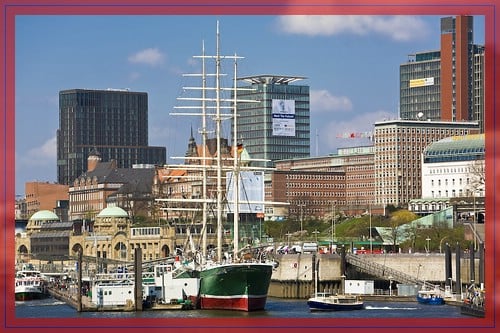 Die St. Pauli Landungsbrücken im  Hamburger Hafen mit zahlreichen Neubauten und das  Museumsschiff  „Rickmer Rickmers“