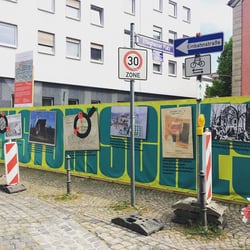 Gestaltung des Bauzauns am Ettinghausenplatz, Frankfurt-Höchst, Ansicht des Banners mit historischen Abbildungen und Informatio