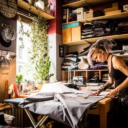 Reportage Foto einer Mode Designerin