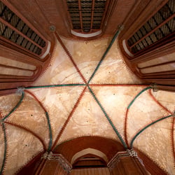 Foto: Lichtinstallation „Polylux“ in der St. Nikolai Kirche Wismar vom Künstler Detlef Hartung mit Studierenden der Hochschule