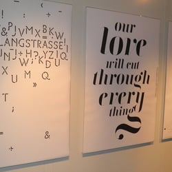 Schriftposter im Gang der Schule für Gestaltung