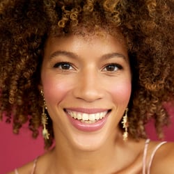 Natürliches Commercial-Headshot mit authentischer Ausstrahlung für internationale Werbekampagnen und Modelportfolios
