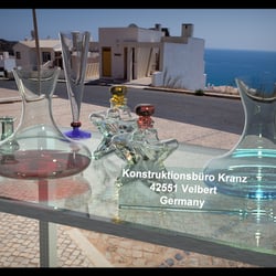 Szene Tisch mit Glasobjekten gerendert