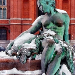 Eine der vier Fluss-Allegorien des Neptunbrunnens von Reinhold Begas