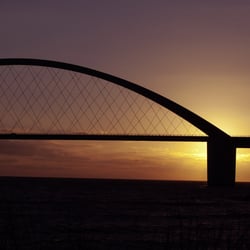 Fehmarnsundbrücke in Abenddämmerung