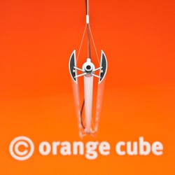 Die Lampe im Besprechungsraum vorm Logo