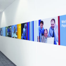 Wandgestaltung: Konzeption, Mitarbeiterfotos, Entwurf und Realisierung