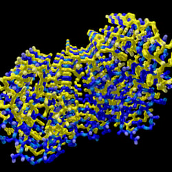 Aggregation amyloider Plaques (von links nach rechts): Dimeres Proteinfragment, höhere Aggregate frontal und seitlich