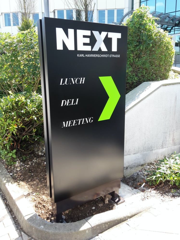 Next Stele hinterleuchtet