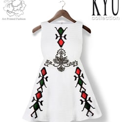 Art Printed Fashion; weißes, knielanges Baumwollkrepp Kleid, handbedruckt mit Folklore Motiven aus Mitteldeutschland und Balkan
