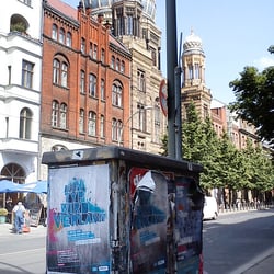 Ankündigungsplakat für das Car2go PopUpStore in Berlin