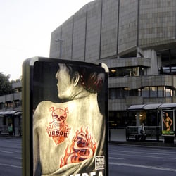 »Medea«, Premierencitylightplakat für das Leipziger Schauspielhaus