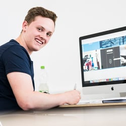 Mitarbeiter am Arbeitsplatz fotografiert