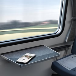 3D Rendering Zugabteil mit Smartphone und App