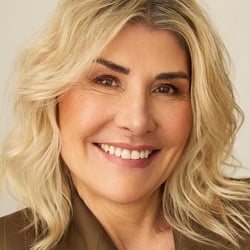 Modernes Businessportrait mit natürlicher Körpersprache für Modelportfolios, Personal Branding und Unternehmensauftritte.