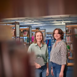 Porträt in der Bibliothek