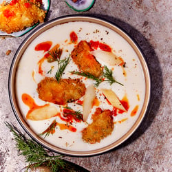 SPARGEL – Weiße Spargelsuppe mit Grünschalenmuscheln