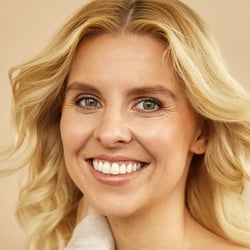 Professionelles Commercial-Modelportrait für Sedcards und Agenturbewerbungen mit natürlicher Mimik und modernem Look