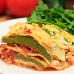 Moritz Frey interpretiert Klassiker neu: Low-Carb Lasagne mit Zucchini statt Nudeln für ein leichtes Genusserlebnis
