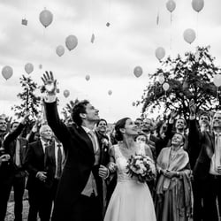Luftballons mit Glückwünschen für das Brautpaar fliegen lassen