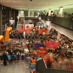 übersichtsaufnahme des eingangsbereichs beim ersten spiel der ulmer basketballer in der ratiopharm arena