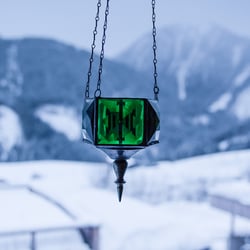 Grünes Glas vor blauen Bergen