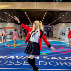 Aufnahme einer Cosplayerin während einer Veranstaltung. Beispiel für lebendige Portraits und Eventreportagen – zeigt die kreati